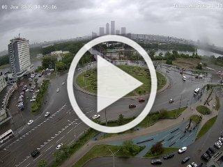 Предмостная площадь. Курьер на электровелосипеде...