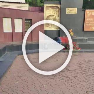 Женщина уснула у Вечного Огня в Люберцах. К ней подошел...
