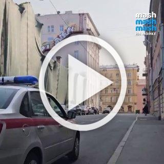 Росгвардия отговорила петербурженку от прыжка с крыши —...