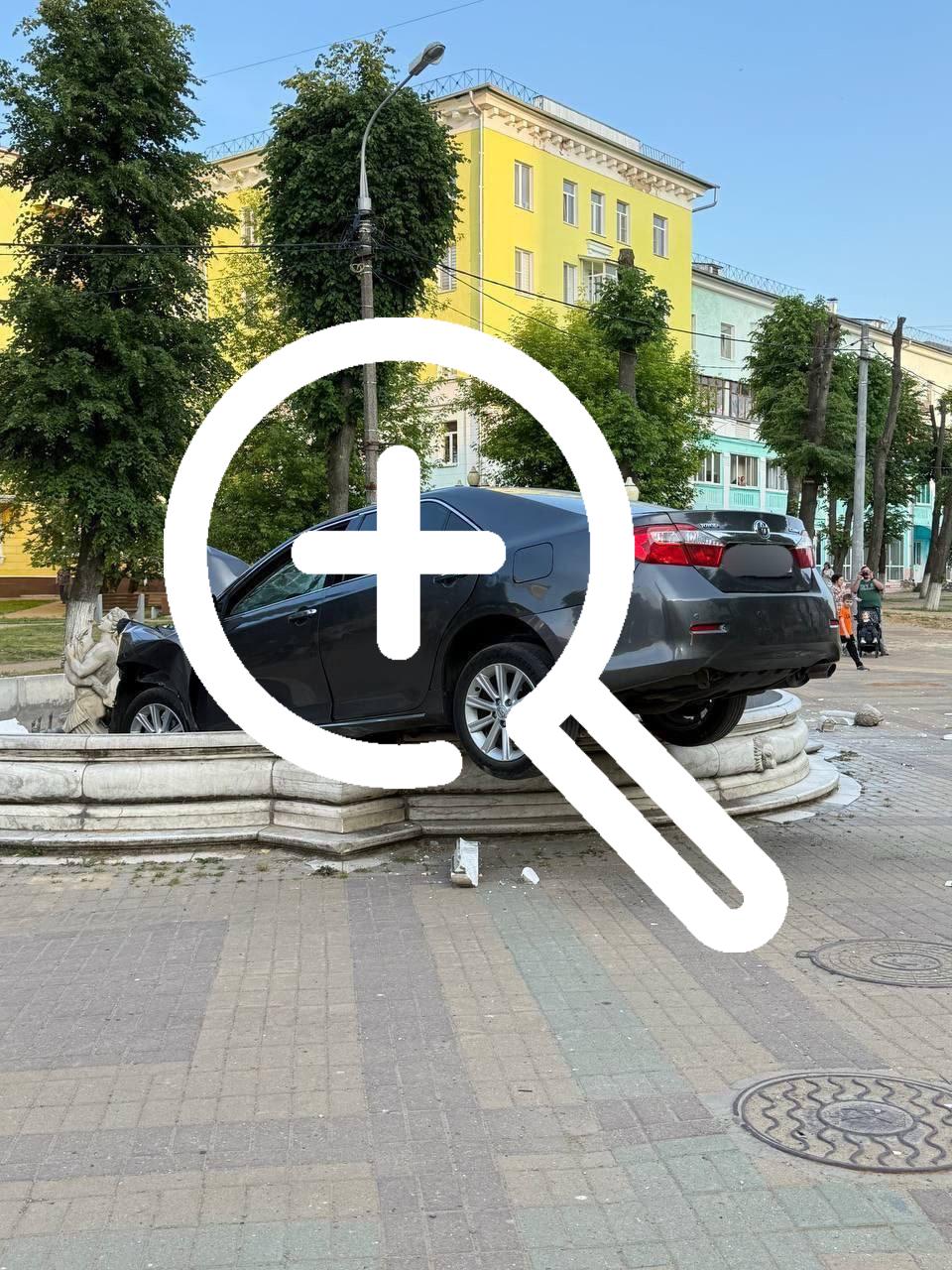 В подмосковном Ступино легковушка разнесла фонтан —...