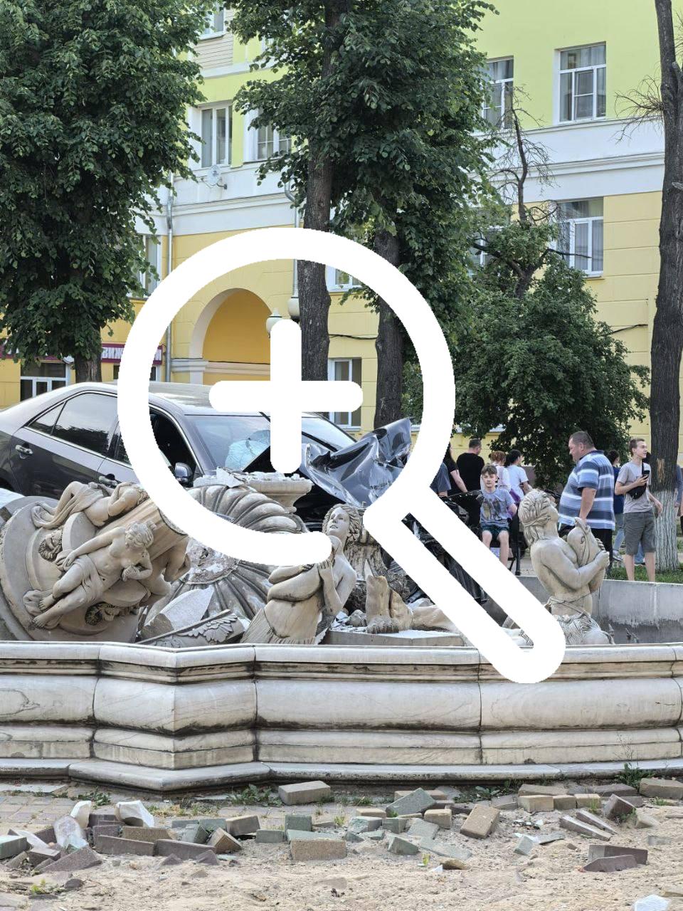 В подмосковном Ступино легковушка разнесла фонтан —...