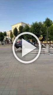 В подмосковном Ступино легковушка разнесла фонтан —...