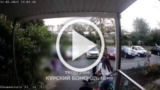 Пьяная мать избила малышку прямо перед камерой домофона в...