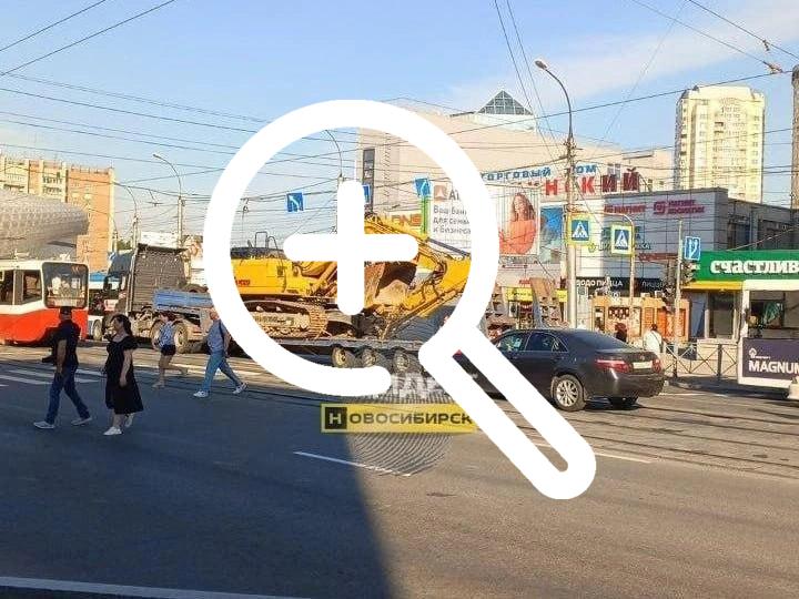 Грузовик, который перевозил экскаватор, оборвал провода...