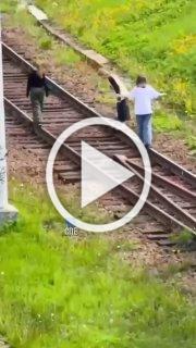 Детские забавы на ж/д путях сегодня засняли на улице Матроса Железняка