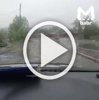 50 миллионов укладывают в дождь на дороги в Бодайбо. В...