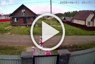 В Башкирии водитель грузовика наехал на 6-летнюю девочку — когда отец узнал о случившемся, он поехал на место происшествия, но его сбил КамАЗ