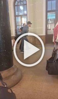 В Москве у Ярославского вокзала бородатые мужчины схватили человека и запихнули его в багажник 