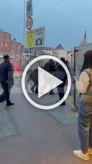 В Москве у Ярославского вокзала бородатые мужчины схватили человека и запихнули его в багажник 