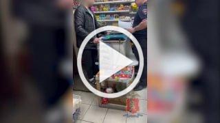 В Ачинске продавец павильона побил подростка за горстку...