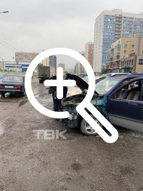 Бесхозную машину начали разбирать дети «На Карамзина дети...