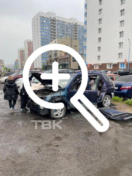 Бесхозную машину начали разбирать дети «На Карамзина дети...