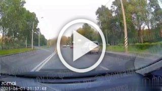 Угашенная наркоманка из Питера запрыгнула на машину прямо на дороге и голой ногой разбила лобовое стекло
