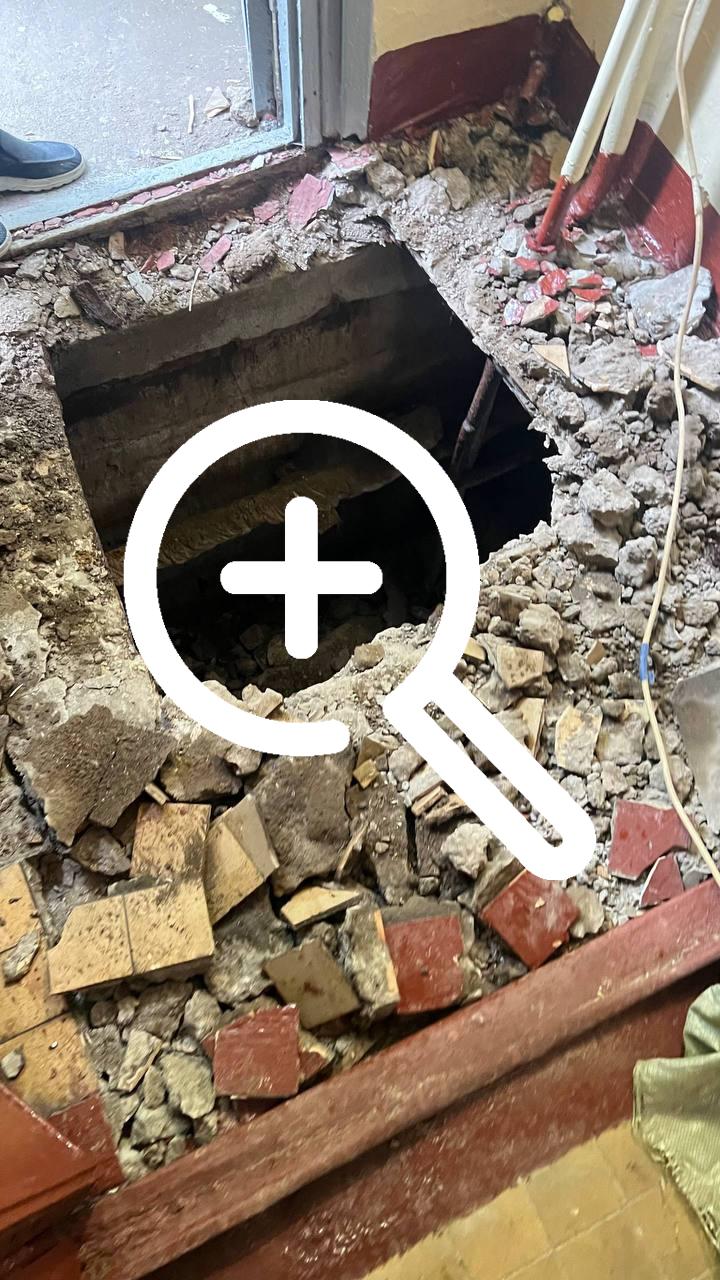 На улице Гримау, 16, мужчина провалился вниз при входе в...