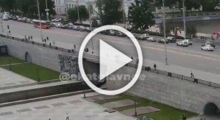 На проспекте Ленина самокатчик получил травму головы,...