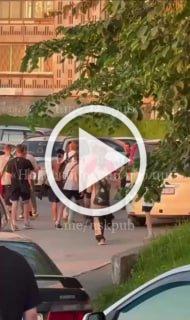 В Калининском районе Новосибирска у озера «Спартак» толпа...