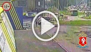 12-летний мальчик испугался агрессивной собаки и выбежал на дорогу, где его сбил автомобиль Geely