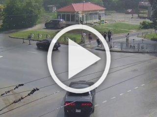 Неопытная 21-летняя екатеринбурженка не заметила девушку на переходе и сбила ее: от страха автоледи уехала с места ДТП