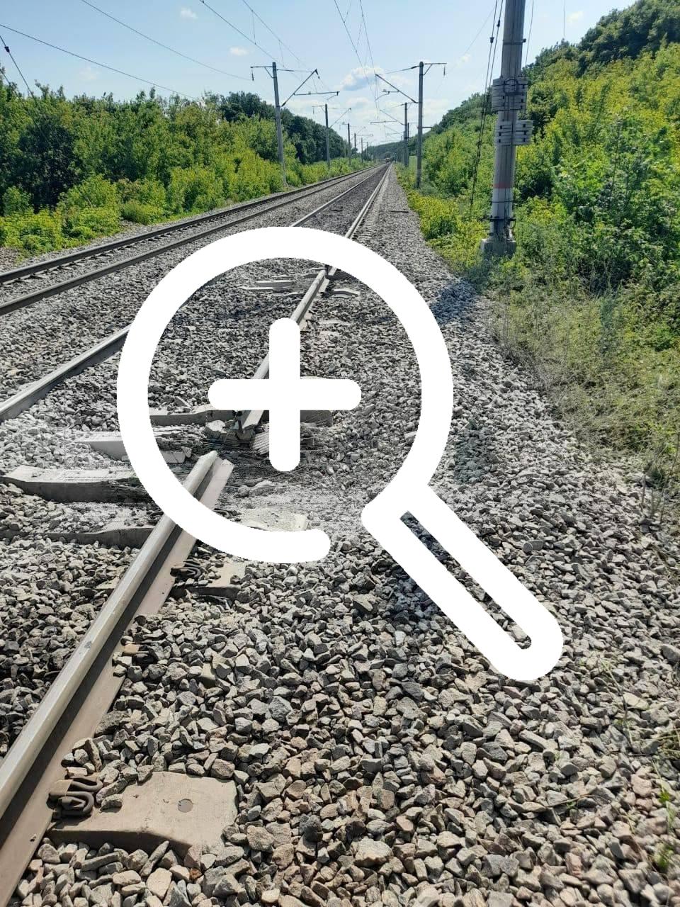 Несколько поездов встали из-за подрыва путей в...