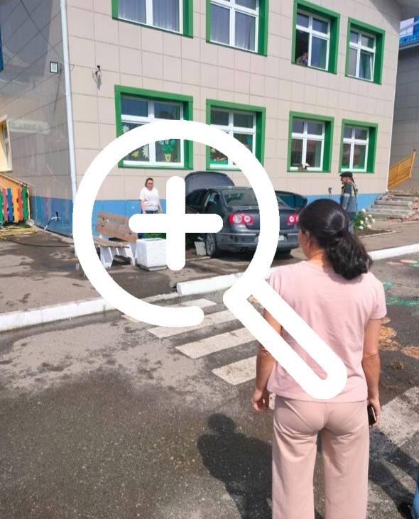 Водитель влетел во двор детского сада в Омской области....