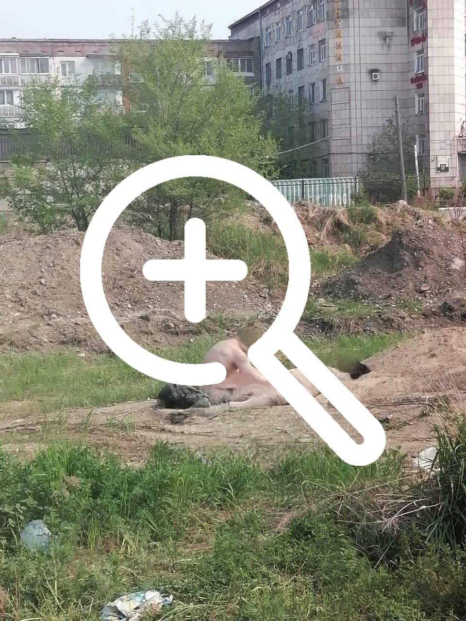 В Хабаровском крае голая сладкая парочка загорала среди мусора, никого не замечая