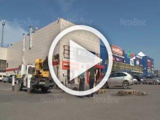 Ограждение устанавливают на парковке ТЦ «Калина» рядом с...