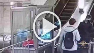 В московском метро пассажир во время спуска по эскалатору задел мужчину и после этого был жестоко избит