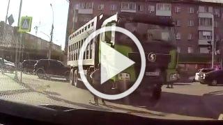 Мальчик на самокате чуть не угодил под колеса самосвала на Комбинатской