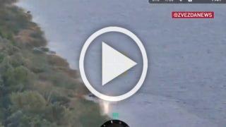 ❗️Наши операторы дронов показали хохлам, что плавательный...