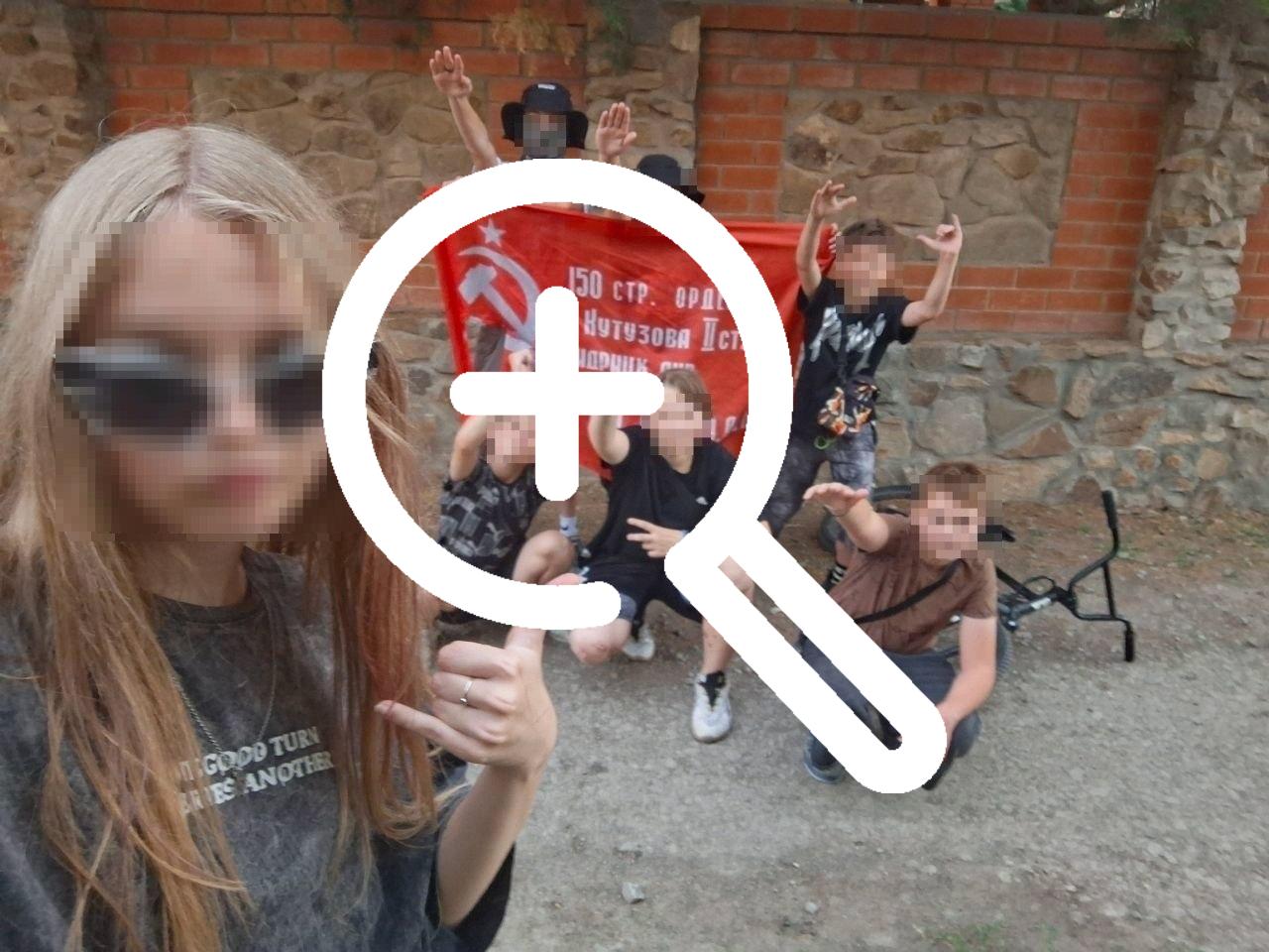 В Волгодонске Ростовской области подростки массово кинули «зигу» на фоне Знамени Победы