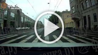 Один с пистолетом, другой с «хозяйством» наружу — так двое из ларца встречали посетителей Мариинской больницы.