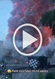 Мгновение после ракетного удара по зданию на территории...