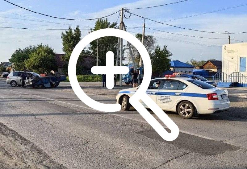 Автомобиль перевернулся после столкновения В Абакане на...