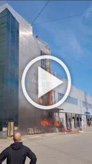 На Широкой Речке вспыхнул пожар в офисном здании...