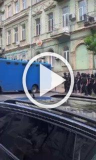 Киев в цветах ЛГБТ*: кто не согласен — в машину Фестиваль...