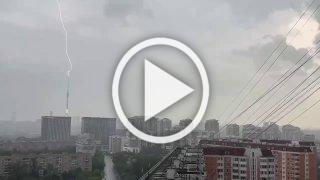 Молния ударила в Останкинскую телебашню 🇷🇺 Источник: ЧП...