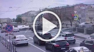 Такси врезалось в набережную Фонтанки из-за приступа у водителя