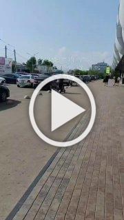 Втроём на одном самокате, все меньше 14 лет. Возле ТЦ...