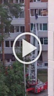 Дедушку c деменцией спасли от падения с карниза четвертого этажа в Пермском крае.