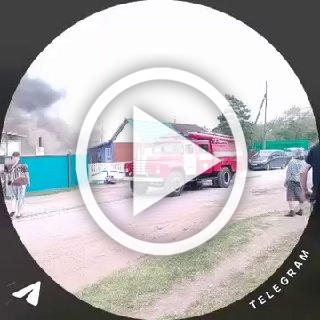 Сильный пожар случился в центре поселка Жемчужный