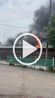 Сильный пожар случился в центре поселка Жемчужный