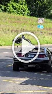 DeLorean DMC-12 — как будто она появилась из будущего.
