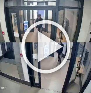 Гостям столицы также очень сложно отличить подъезды в новостройках Новой Москвы от общественных туалетов.