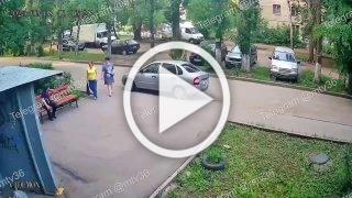 В Воронеже произошел конфликт из-за пьяного мужика на лавочке.
