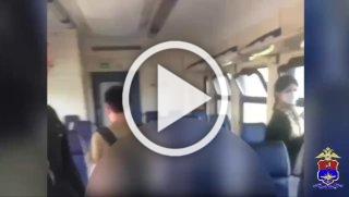Парни разгромили вагон подмосковной электрички Фрязево-...