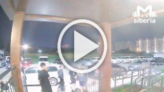 Подростки вынесли подъездную дверь, чтобы покататься на...
