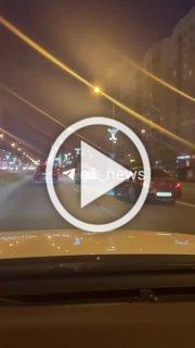 В Академе игривая девушка показала грудь проезжающим автомобилистам