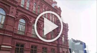 Около мавзолея Ленина снова выстроилась толпа из желающих...