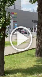 На Автозаводской девушку насильно посадили в автомобиль около торгового центра.