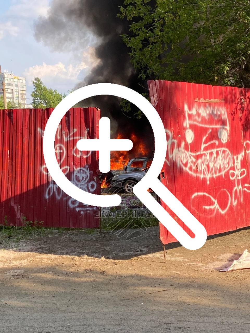 На улице Кондратьева в Заречном микрорайоне полыхают...